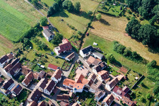 Quartier Gräfenhausen in Annweiler am Trifels dans le département Rhénanie-Palatinat, Allemagne du point de vue du drone