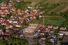 Vue aérienne de Nouveau bâtiment derrière la porte du vin à Schweigen à le quartier Schweigen in Schweigen-Rechtenbach dans le département Rhénanie-Palatinat, Allemagne