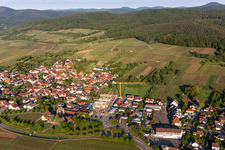 Vue aérienne de Nouveau bâtiment derrière la porte du vin à Schweigen à le quartier Schweigen in Schweigen-Rechtenbach dans le département Rhénanie-Palatinat, Allemagne