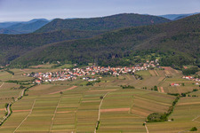 Vue d'oiseau de Gleisweiler dans le département Rhénanie-Palatinat, Allemagne