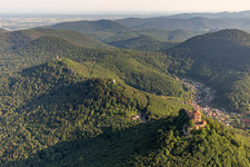 Vue aérienne de Les 3 châteaux Trifels, Anebos et Münz à Annweiler am Trifels dans le département Rhénanie-Palatinat, Allemagne