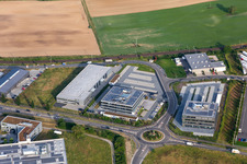 Vue aérienne de Zone industrielle et commerciale du Nord avec ITK Engineering GmbH, l'atelier principal automobile KS Cartec, Transac, Kardex Software GmbH et Resinnovation GmbH à Rülzheim dans le département Rhénanie-Palatinat, Allemagne