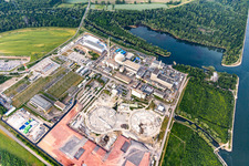 Vue oblique de Vestiges des blocs réacteurs et installations déclassés de la centrale nucléaire - NPP Kernkraftwerk EnBW Kernkraft GmbH, centrale nucléaire Philippsburg et débris des deux tours de refroidissement à Philippsburg dans le département Bade-Wurtemberg, Allemagne