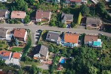 Vue aérienne de À Wingertsberg depuis le sud à le quartier Gräfenhausen in Annweiler am Trifels dans le département Rhénanie-Palatinat, Allemagne