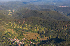 Vue aérienne de Nothweiler dans le département Rhénanie-Palatinat, Allemagne