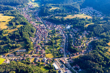 Vue aérienne de Centre-ville entouré de forêts et de zones forestières avec des rues et des maisons et des zones résidentielles à Bruchweiler-Bärenbach dans le département Rhénanie-Palatinat, Allemagne