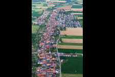 Vue d'oiseau de Freckenfeld dans le département Rhénanie-Palatinat, Allemagne