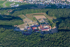 Vue aérienne de Monastère de Liebfrauenberg, écurie Fried à Bad Bergzabern dans le département Rhénanie-Palatinat, Allemagne