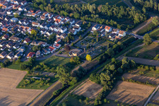 Vue aérienne de Cimetière à le quartier Neuburg in Neuburg am Rhein dans le département Rhénanie-Palatinat, Allemagne