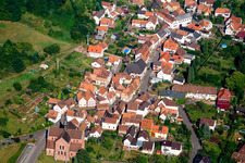 Vue aérienne de Bâtiment d'église au centre du village à Eußerthal dans le département Rhénanie-Palatinat, Allemagne