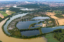 Lacs et zones riveraines avec campings et résidences de week-end dans la zone de loisirs Blaue Adria dans le district de Riedsiedlung à Altrip dans le département Rhénanie-Palatinat, Allemagne hors des airs