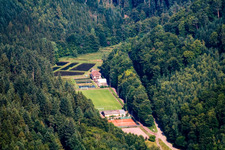 Vue aérienne de Étangs à poissons de la forêt du Palatinat Truite Stefan Erb derrière le terrain de sport de Spvgg, Eußerthal à Eußerthal dans le département Rhénanie-Palatinat, Allemagne