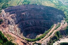 Vue aérienne de Carrière d'extraction et d'extraction de basalte de la Basalt-Actien-Gesellschaft à Albersweiler à le quartier Queichhambach in Annweiler am Trifels dans le département Rhénanie-Palatinat, Allemagne