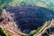 Photographie aérienne de Carrière d'extraction et d'extraction de basalte de la Basalt-Actien-Gesellschaft à Albersweiler à le quartier Queichhambach in Annweiler am Trifels dans le département Rhénanie-Palatinat, Allemagne