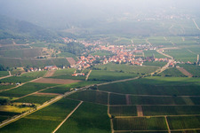 Burrweiler dans le département Rhénanie-Palatinat, Allemagne du point de vue du drone
