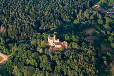 Vue aérienne de Ruines et vestiges des murs de l'ancien complexe du château et de la forteresse du château de Berwartstein à Erlenbach bei Dahn dans le département Rhénanie-Palatinat, Allemagne
