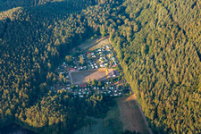 Vue aérienne de Camping nature à Berwartstein à Erlenbach bei Dahn dans le département Rhénanie-Palatinat, Allemagne