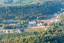 Vue aérienne de Parc d'activités Petersbächel à le quartier Petersbächel in Fischbach bei Dahn dans le département Rhénanie-Palatinat, Allemagne