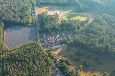 Vue aérienne de Installation photovoltaïque de Petersbächel dans une clairière à Fischbach bei Dahn dans le département Rhénanie-Palatinat, Allemagne