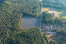 Vue aérienne de Installation photovoltaïque de Petersbächel dans une clairière à Fischbach bei Dahn dans le département Rhénanie-Palatinat, Allemagne