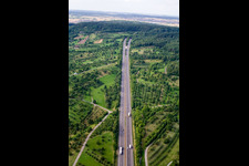 Vue aérienne de Itinéraire et voies le long de l'autoroute avant le tunnel de la BAB A81 dans le district de Kuppingen à le quartier Gültstein in Herrenberg dans le département Bade-Wurtemberg, Allemagne