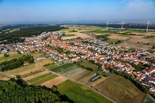 Vue aérienne de Vue sur la commune en bordure de champs agricoles et de zones agricoles à Hatzenbühl dans le département Rhénanie-Palatinat, Allemagne