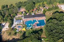 Vue aérienne de La pandémie de Corona a entraîné un faible nombre de visiteurs à la piscine extérieure Waldschwimmbad Kandel à Kandel dans le département Rhénanie-Palatinat, Allemagne