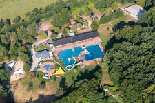Vue aérienne de Courbes et parcours circulaires du toboggan aquatique à la piscine de la piscine extérieure dans la piscine forestière Kandel à Kandel dans le département Rhénanie-Palatinat, Allemagne