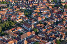 Vue aérienne de Bâtiment religieux "Église paroissiale Saint-Michel à Rheinzabern dans le département Rhénanie-Palatinat, Allemagne