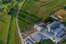 Vue aérienne de Labyrinthe - Labyrinthe de maïs au Hofcafee Onkel Oskar de Bolz Landhandel GmbH sur un champ à le quartier Rußheim in Dettenheim dans le département Bade-Wurtemberg, Allemagne