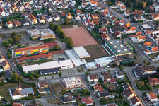 Vue aérienne de École primaire, collège plus et piscine couverte à Lingenfeld dans le département Rhénanie-Palatinat, Allemagne