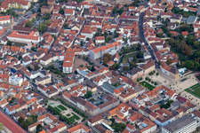 Vue aérienne de Administration du district entre la Luitpoldplatz et la Nardiniplatz à Germersheim dans le département Rhénanie-Palatinat, Allemagne