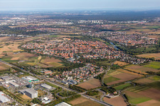 Vue aérienne de Centre-ville Seckenheim sur les rives du Neckar à le quartier Seckenheim in Mannheim dans le département Bade-Wurtemberg, Allemagne