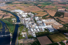 Vue aérienne de Zone industrielle avec Saint-Gobain Isover G+H, ICL Allemagne BK Giulini à Ladenburg dans le département Bade-Wurtemberg, Allemagne