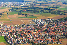 Vue aérienne de Nouvelle zone de développement "Mitten im Feld" et Odenwaldstr à Heddesheim dans le département Bade-Wurtemberg, Allemagne