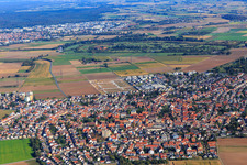 Vue aérienne de Nouvelle zone de développement "Mitten im Feld" et Odenwaldstr à Heddesheim dans le département Bade-Wurtemberg, Allemagne