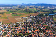 Nouvelle zone de développement "Mitten im Feld" et Odenwaldstr à Heddesheim dans le département Bade-Wurtemberg, Allemagne d'en haut