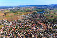 Nouvelle zone de développement "Mitten im Feld" et Odenwaldstr à Heddesheim dans le département Bade-Wurtemberg, Allemagne hors des airs