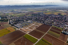 Vue aérienne de Devant les pentes montagneuses de l'Odenwald dans le paysage de vallée de la plaine du Rhin à Heddesheim dans le département Bade-Wurtemberg, Allemagne