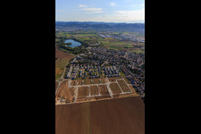 Nouvelle zone de développement "Mitten im Feld" et Odenwaldstr à Heddesheim dans le département Bade-Wurtemberg, Allemagne d'un drone