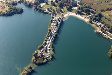 Vue aérienne de Caravanes et tentes - camping et emplacements pour tentes dans la zone de loisirs d'Erlichsee à Oberhausen à le quartier Oberhausen in Oberhausen-Rheinhausen dans le département Bade-Wurtemberg, Allemagne