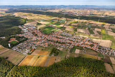 Vue aérienne de Vue sur la commune en bordure de champs agricoles et de zones agricoles à Hatzenbühl dans le département Rhénanie-Palatinat, Allemagne