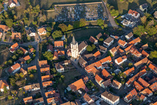 Vue aérienne de Bâtiment d'église au centre du village à Gœrsdorf dans le département Bas Rhin, France