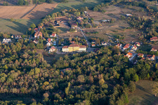 Vue d'oiseau de Merkwiller-Pechelbronn dans le département Bas Rhin, France