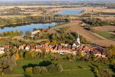 Vue aérienne de Bâtiment de l'église Am Hinterstädel dans le vieux centre-ville du centre-ville à Jockgrim dans le département Rhénanie-Palatinat, Allemagne