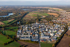 Vue aérienne de Zone industrielle et commerciale Benzstraße, Industriestraße, Siemensstraße, Kruppstraße Junkersring, Dieselstraße en Eggenstein à le quartier Eggenstein in Eggenstein-Leopoldshafen dans le département Bade-Wurtemberg, Allemagne