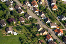 Vue aérienne de Erlachstr à le quartier Obernhausen in Birkenfeld dans le département Bade-Wurtemberg, Allemagne