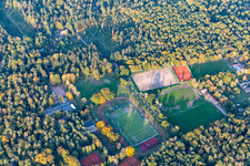 Vue aérienne de Terrains de sport dans le Hardtwald du Karlsruher Turnverein 1846, du DJK Karlsruhe Ost 1912 et du FC Fackel Karlsruhe eV à le quartier Oststadt in Karlsruhe dans le département Bade-Wurtemberg, Allemagne