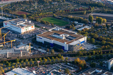 Vue aérienne de Magasin de meubles - marché de meubles de " IKEA Deutschland GmbH & Co. KG " sur Gerwigstraße - Weinweg - Durlacher Allee à le quartier Oststadt in Karlsruhe dans le département Bade-Wurtemberg, Allemagne