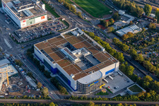 Vue aérienne de Magasin de meubles - marché de meubles de " IKEA Deutschland GmbH & Co. KG " sur Gerwigstraße - Weinweg - Durlacher Allee à le quartier Oststadt in Karlsruhe dans le département Bade-Wurtemberg, Allemagne